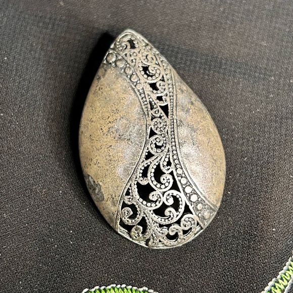 PREMIER DESIGNS Pretty Pewter brooch with delicate swirls. - Picture 1 of 5